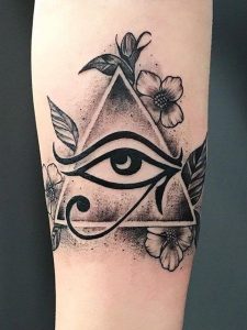 tatuaje ojo de horus y piramide