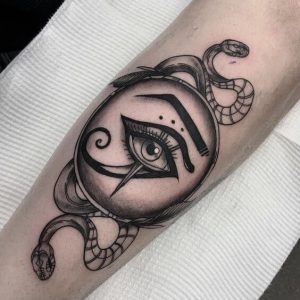 tatuaje ojo de horus y serpiente